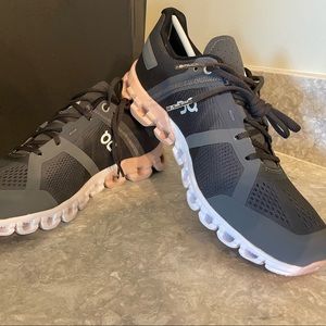 On CloudFlow Womens 6 running shoes